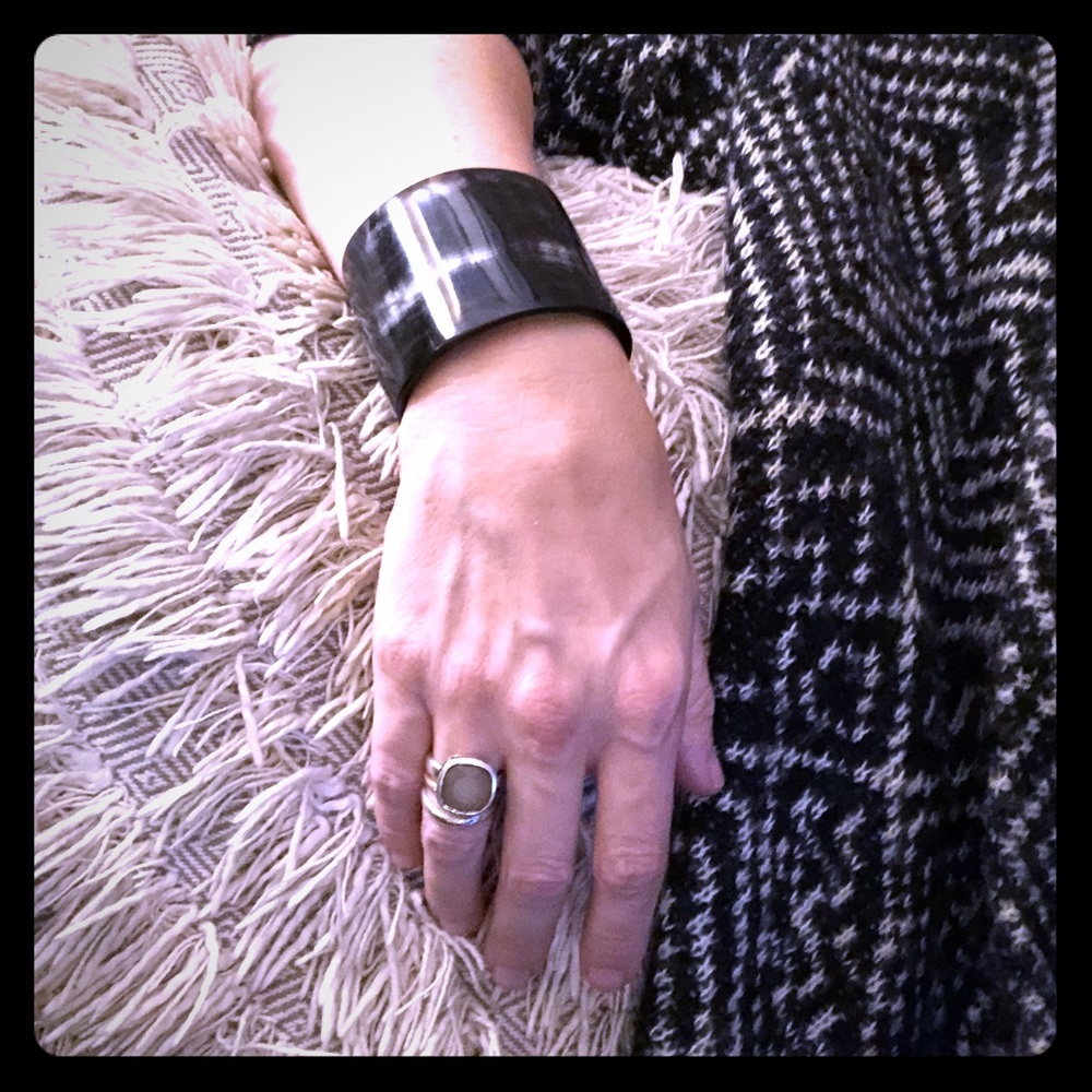 Authentic horn cuff, polished black/white.